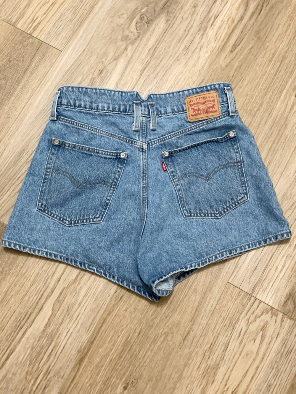Levi’s High Waisted Mom Shorts Button Fly 30